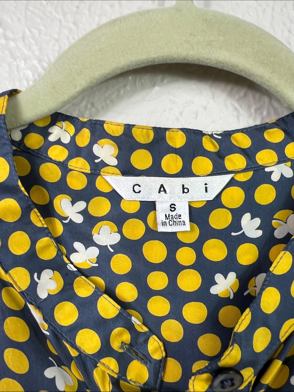 Cabi Silk Gray Yellow Polka Dot Cap Sleeve Mandarin Collar Blouse Small - Picture 2 of 8